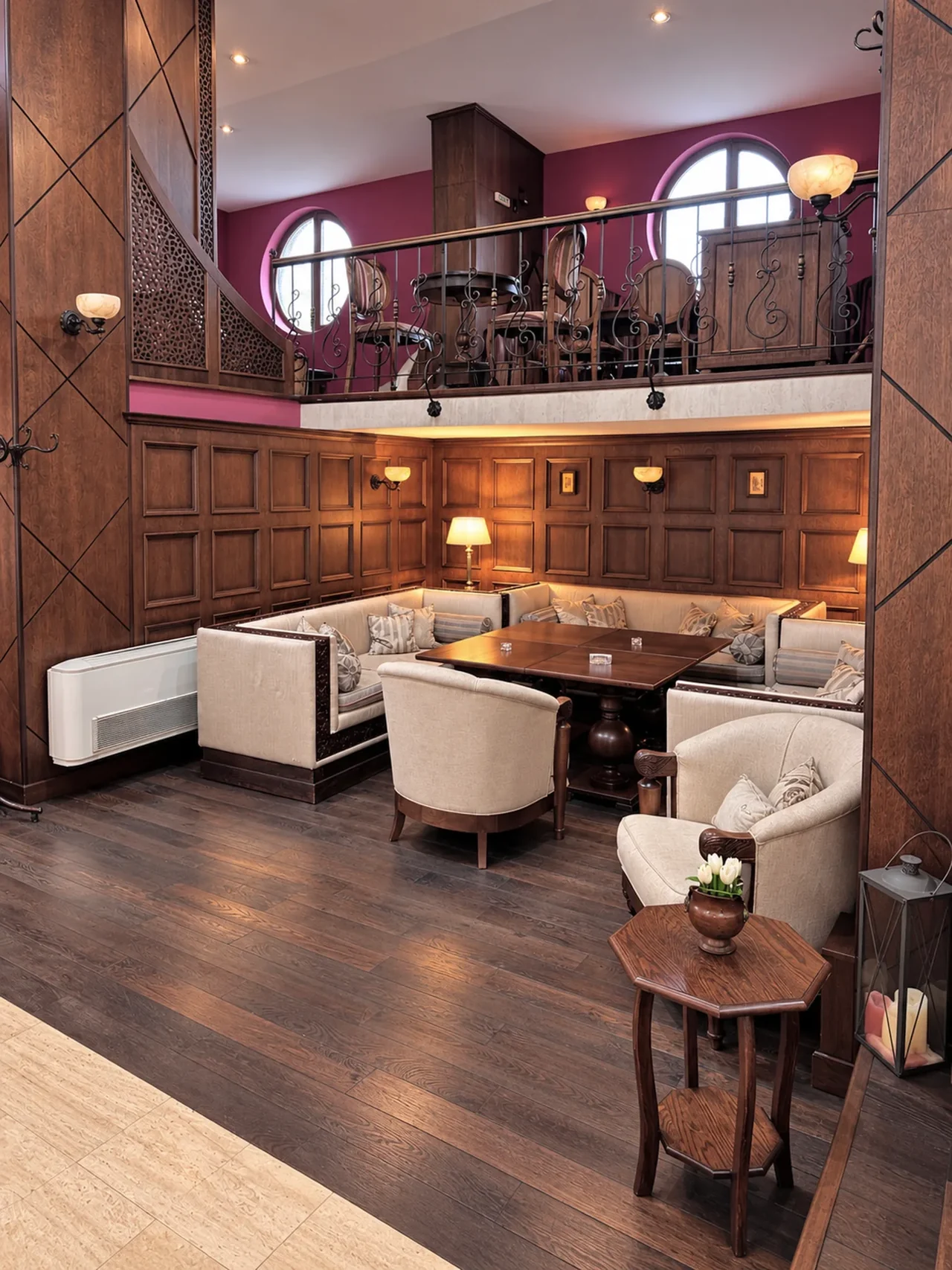 Bar & Dinner RETRO’nun iç balkonunun altında beyaz koltuklu oturma köşesi
