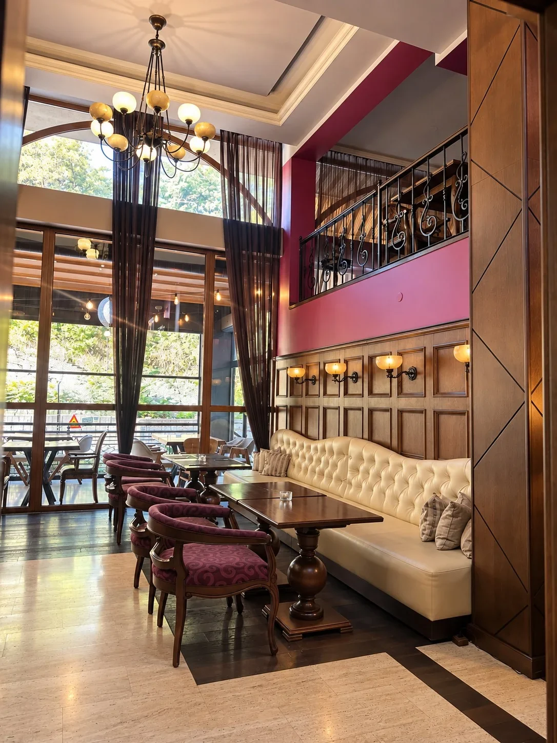RETRO restoranında yüksek pencereli ve avizeli aydınlık salon