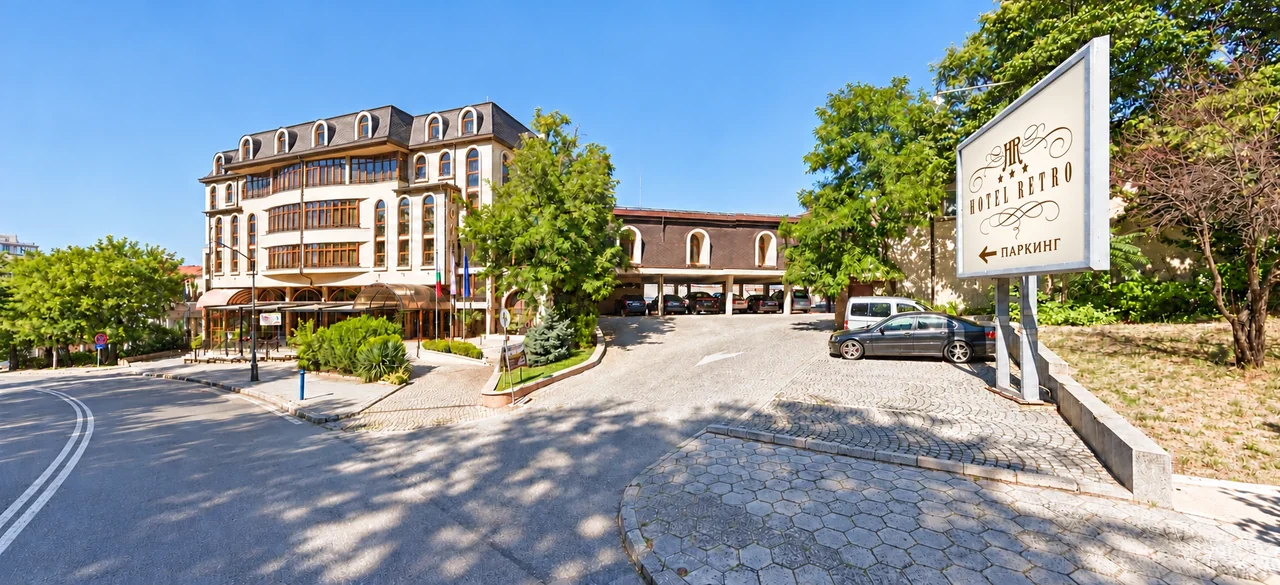 Parkplatz des Hotels RETRO in Haskovo