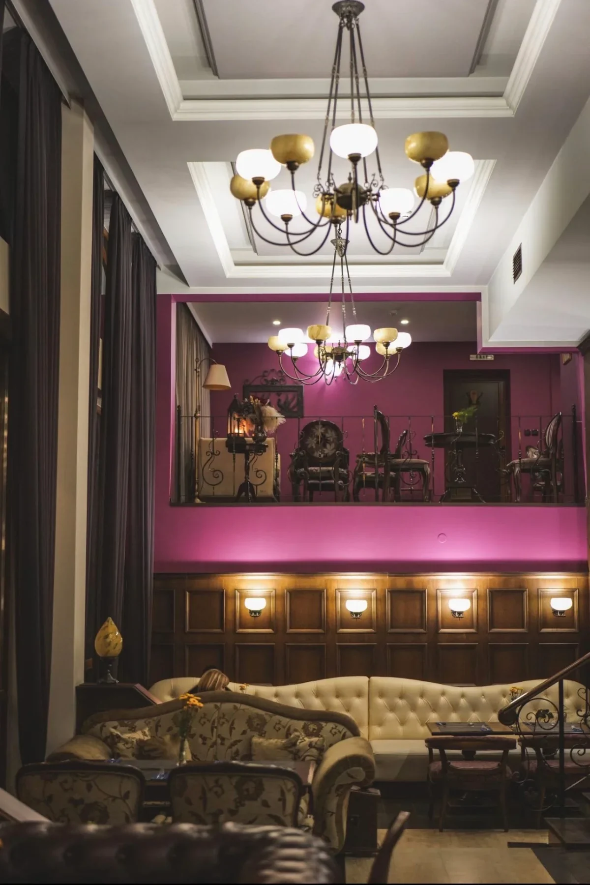 Haskovo’daki Bar & Dinner RETRO’nun üst katında klasik avize ve masalar
