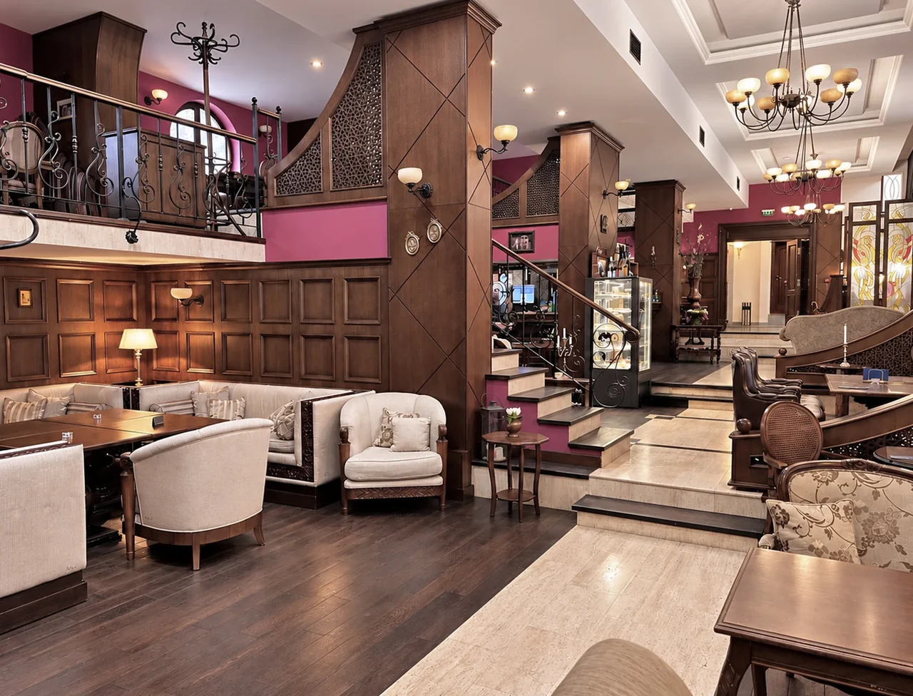 RETRO restoranının ana salonu ve üst kata çıkan merdiven