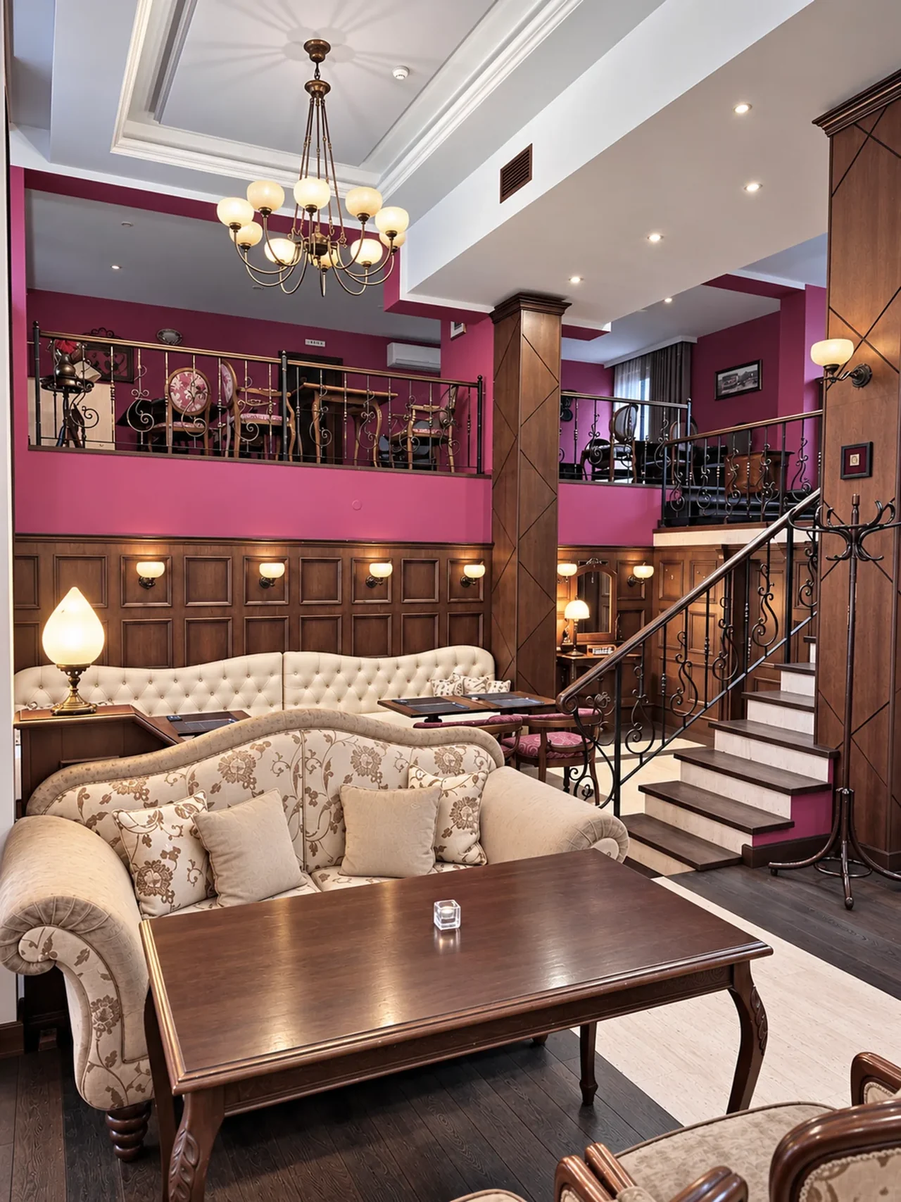 Bar & Dinner RETRO’da koltuklar ve ahşap masalarla oturma köşesi