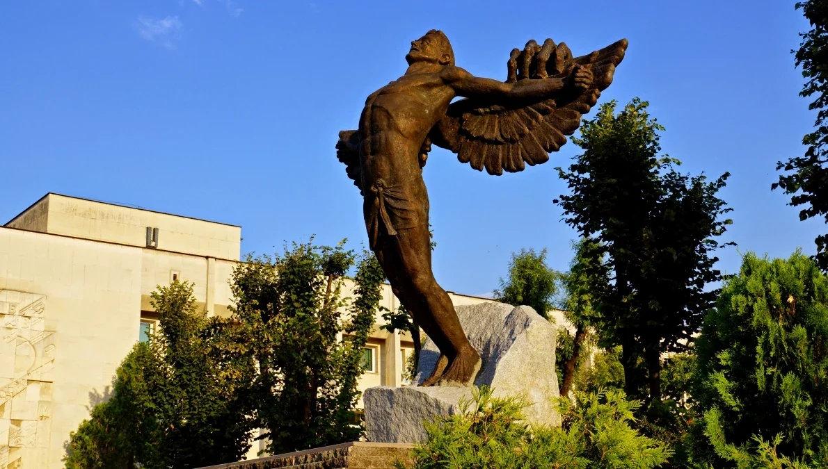 Monumentul Invidiei — Icarul bulgar