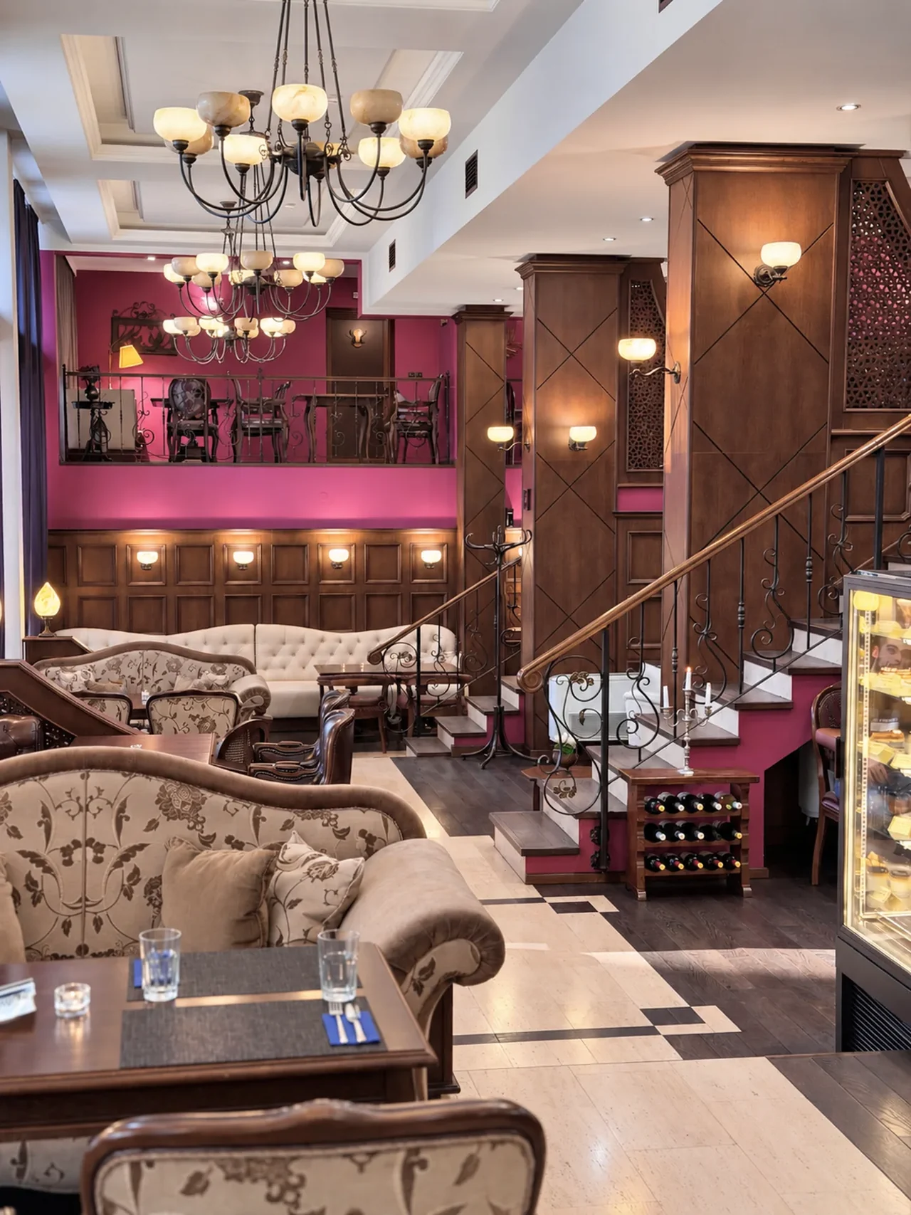 Bar & Dinner RETRO’nun merdivenine ve üst katına bakış