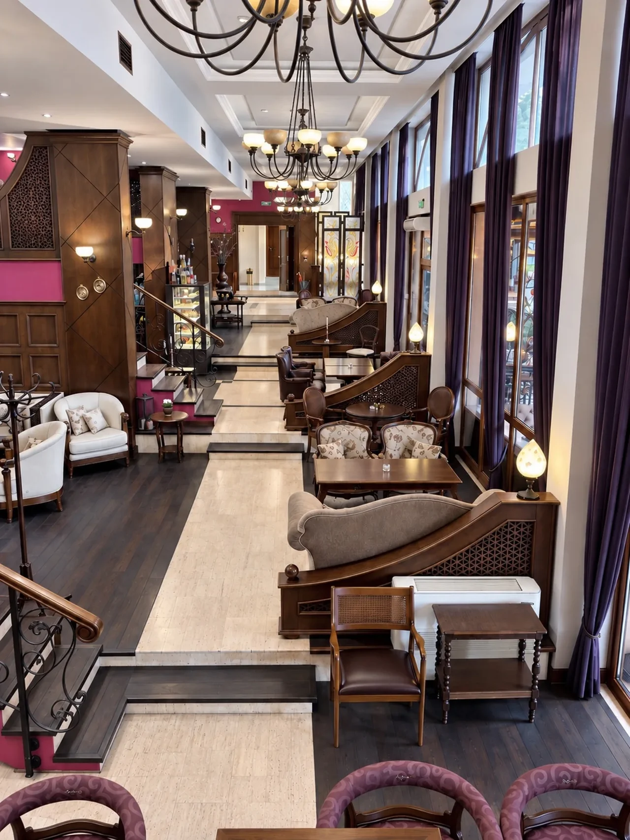 Bar & Dinner RETRO’nun üst katından salona bakış